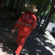 扎心！市民抓拍街头环卫工背贴标语