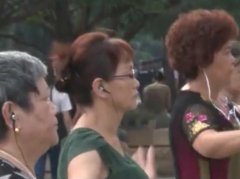 重庆大妈戴耳机跳广场舞  网友：好不习惯