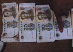 两女子行李箱里全是钱 都是20元的