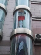 重庆一观光电梯玻璃炸裂  行人离它仅一米