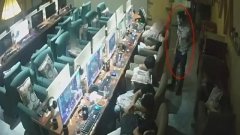 万州一笨贼深夜偷手机 白天销赃时与民警相遇