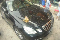 半碗小面从天而降砸伤奔驰 家长为熊孩子买数千元的单