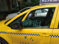  的哥不会使用＂微信支付＂起争执 遭乘客砖头砸车打伤