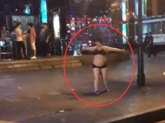 孕妇穿着“比基尼”街上尬舞 路人：辣眼睛