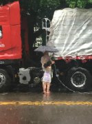 暖人抓拍！跟车小女孩雨中为父撑伞