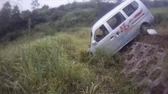 面包车失控冲下田坎 乘客全身多处骨折