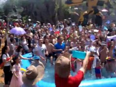 重庆一公园举办泼鱼节  游客抓到可以直接拿走