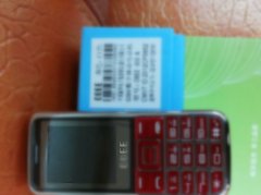 男子领免费老年机  回家后发现电池鼓起来了