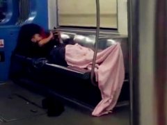男子自带被子坐轻轨 车厢座椅秒变舒适大床