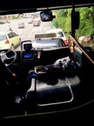 公交车刹车失灵 造成多车连撞玉米撒一地