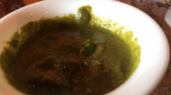 重庆食客发现“暗黑酱料”  薄荷与香菜竟能碾在一起