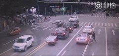 老人突发高血压  警车开道护送