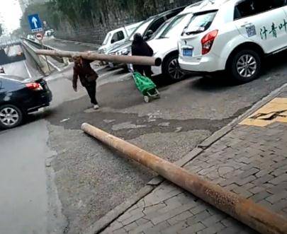 朱婆婆说儿子媳妇都在外媒打工，自己带着孙子，大孙子大学毕业了，小孙子明年小学毕业。子女不在家，自己出来活动活动，这两根铁管一共34公斤，卖了27块钱。（CP）