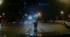 男子斑马线上闯红灯   一边打电话一边挑衅女司机