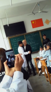 好欢乐！老师教室内与学生共舞
