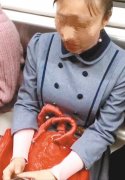 女子车厢内一边看歌词  一边忘我地大声唱歌