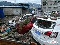 大雨致围墙倒塌 3辆私家车秒变“运砖车”