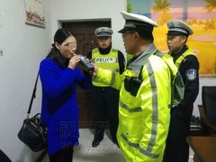 中午喝酒晚上驾车 这名女士差点“栽”了
