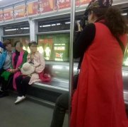 轻轨上游客阿姨身披丝巾拍美照引围观