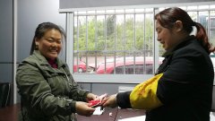 坐车丢财物   公交员工完璧归赵